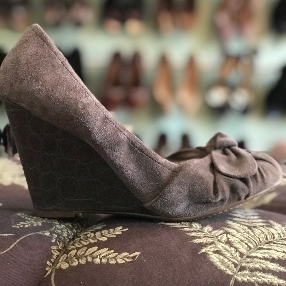 Libby Edelman Naomi bow suede python wedges